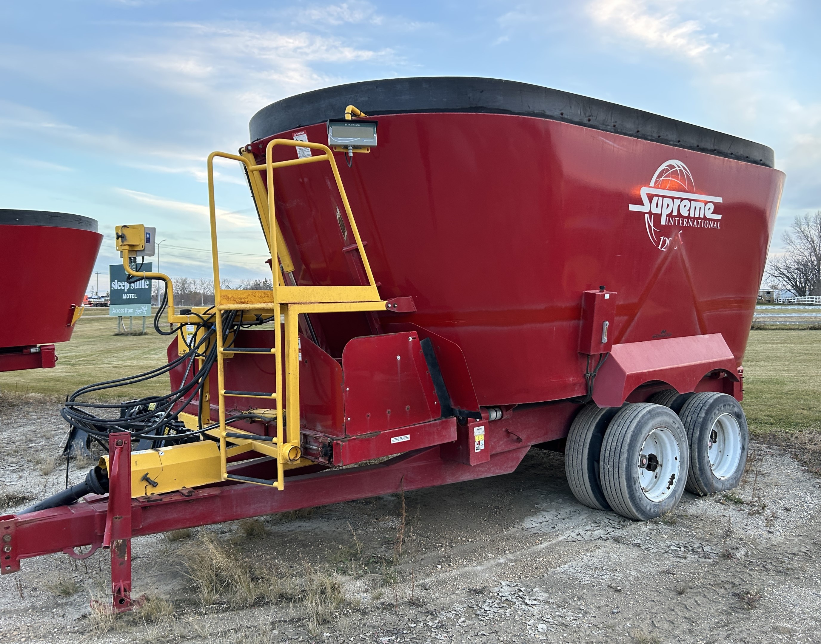 2017 Supreme 1200T TMR Mixer