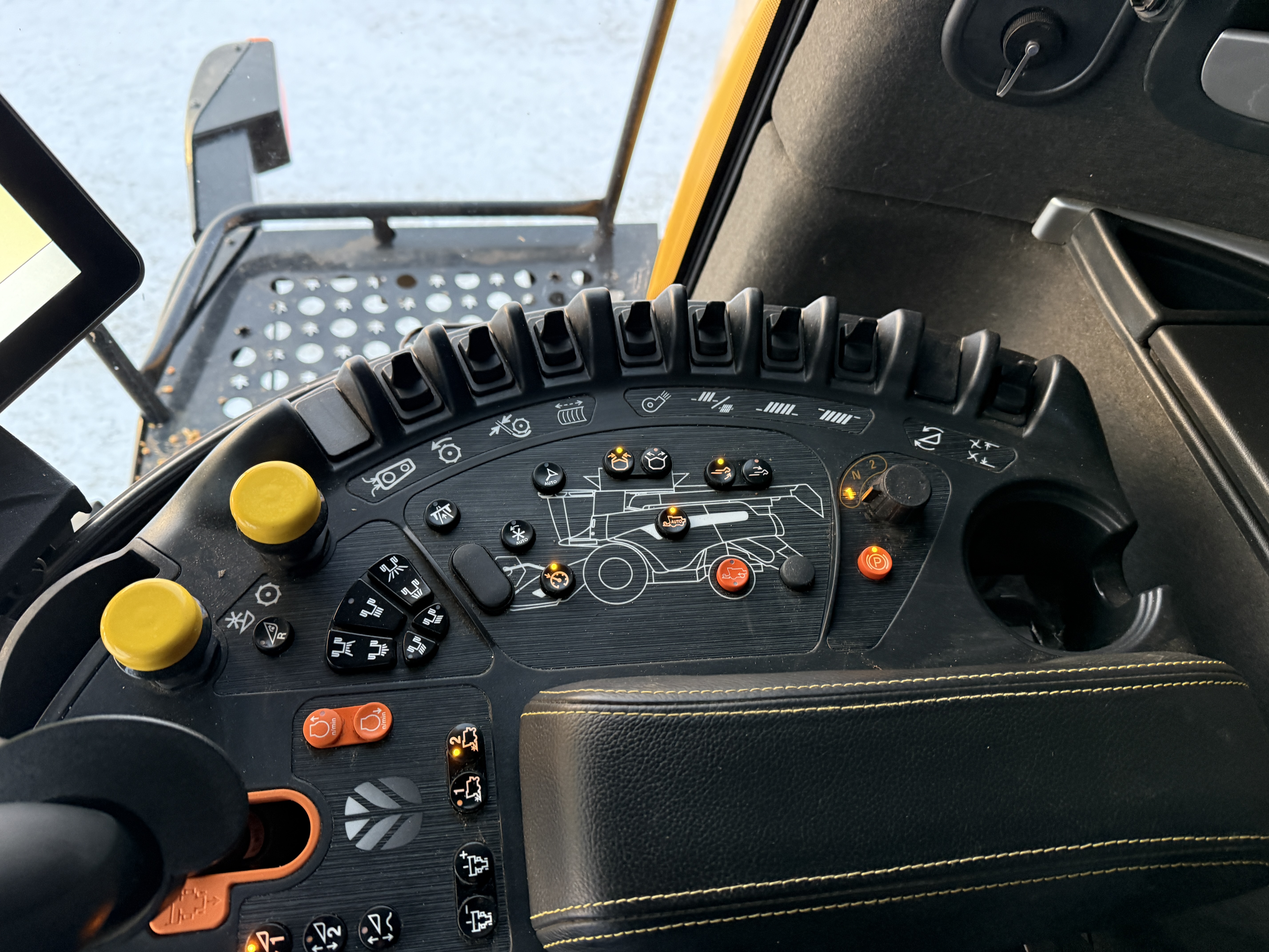 2024 New Holland CR9.90Z Combine