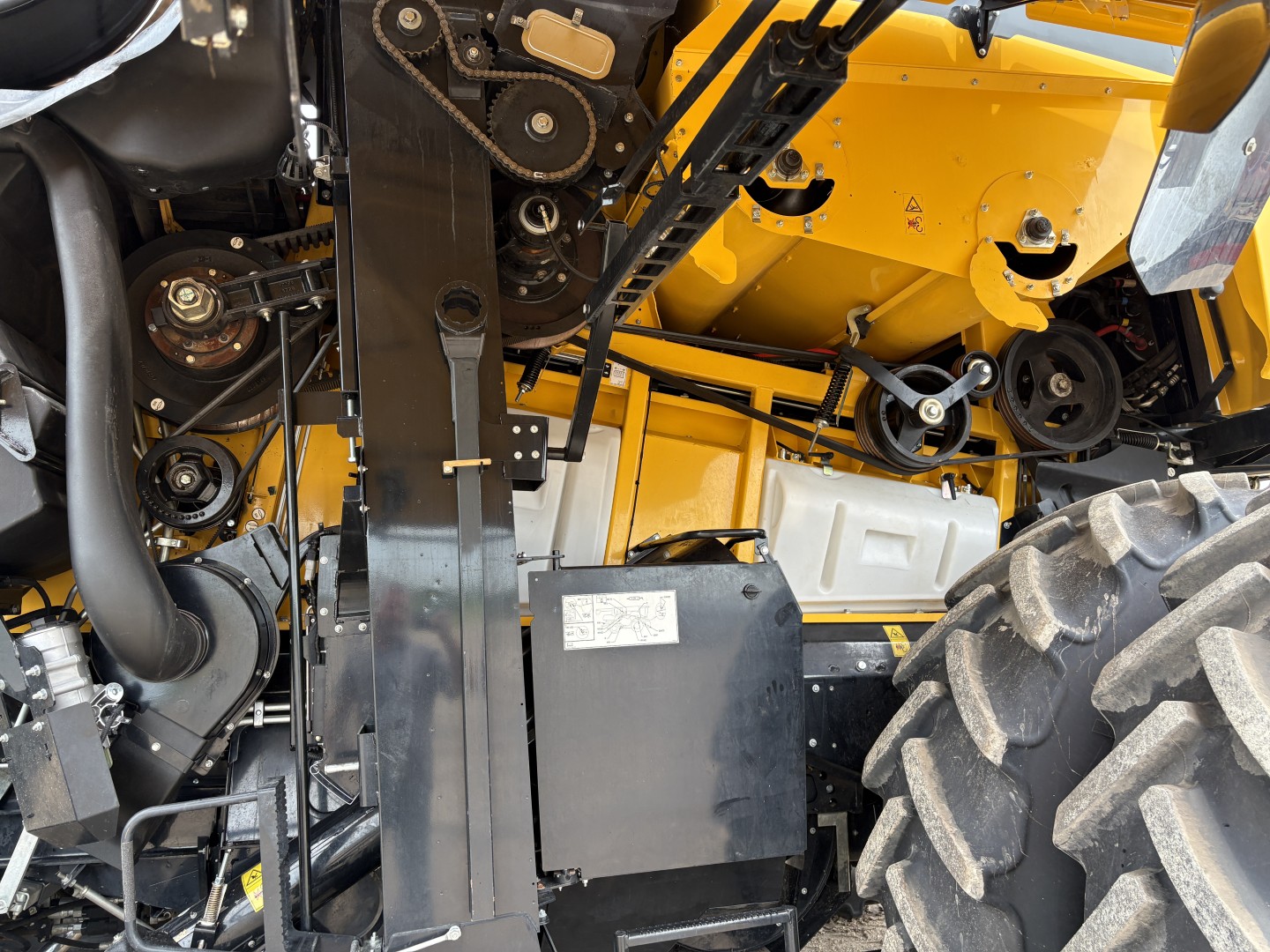 2025 New Holland CR9.90Z Combine