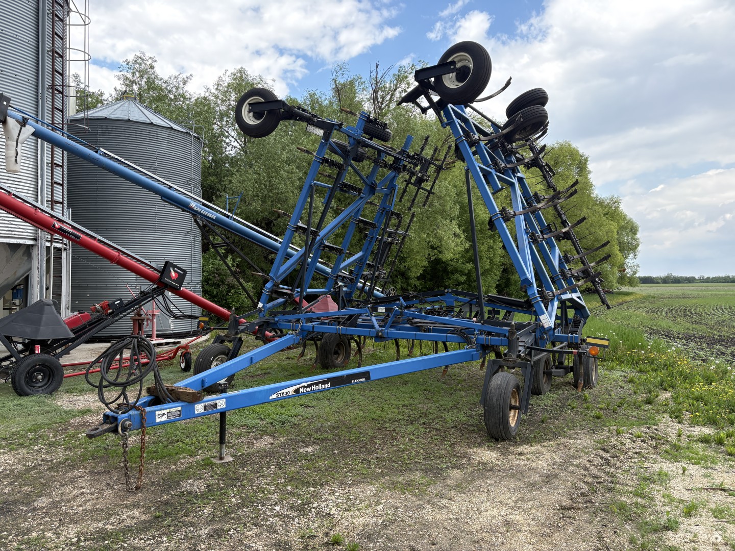 2005 New Holland ST830 Chisel Plow