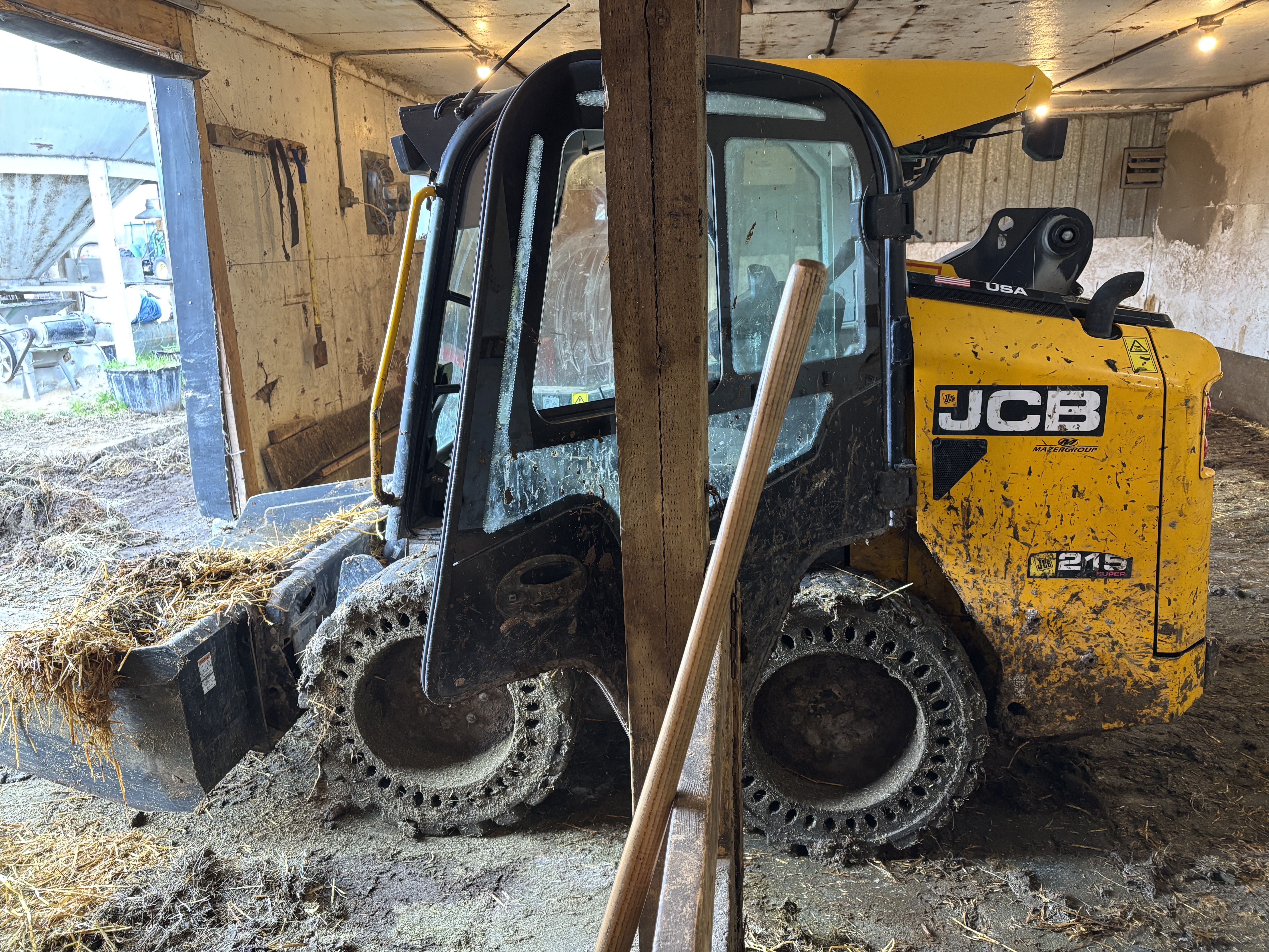 2018 JCB 215 Skid Steer Loader