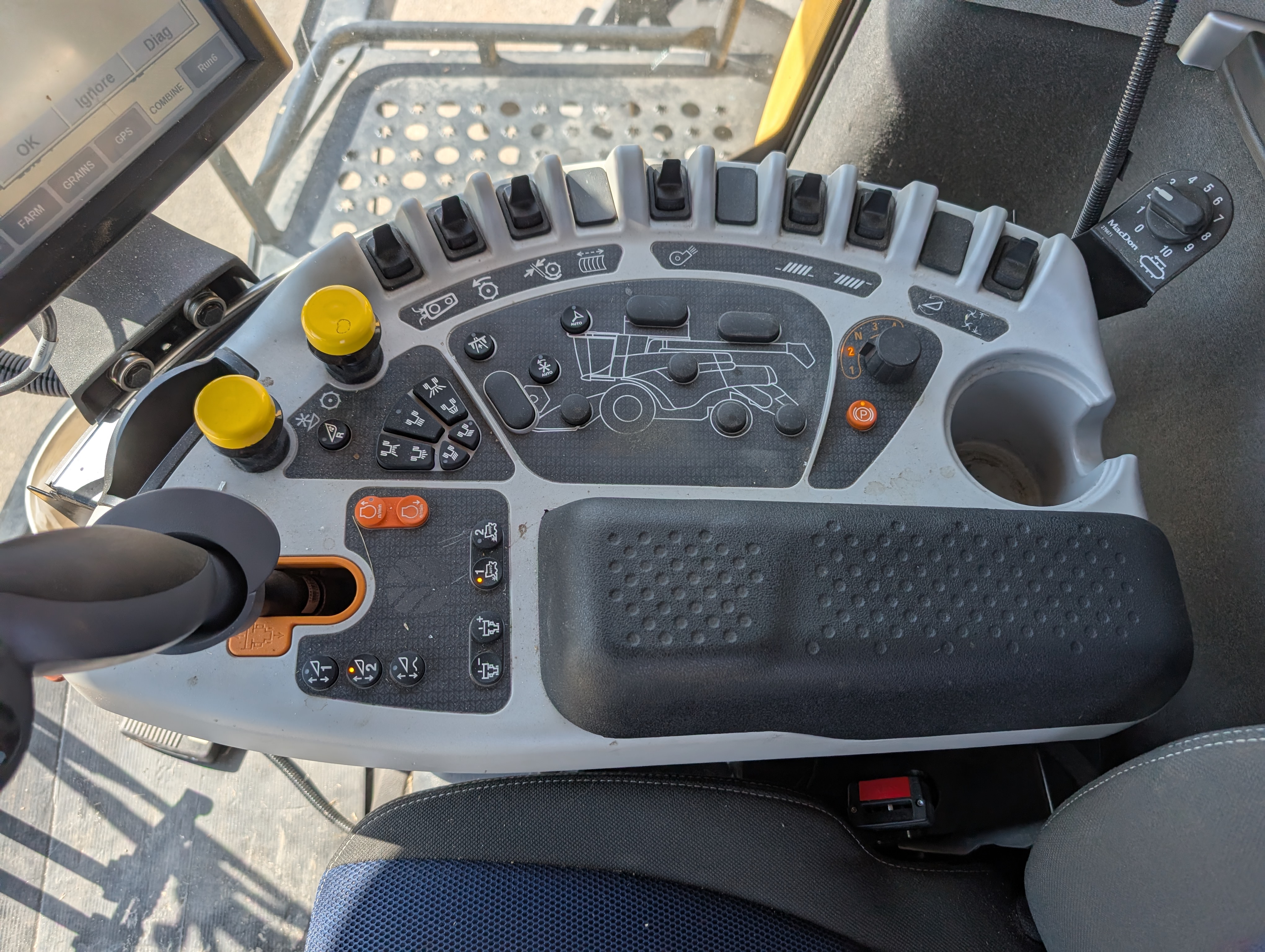 2018 New Holland CR8.90Z Combine