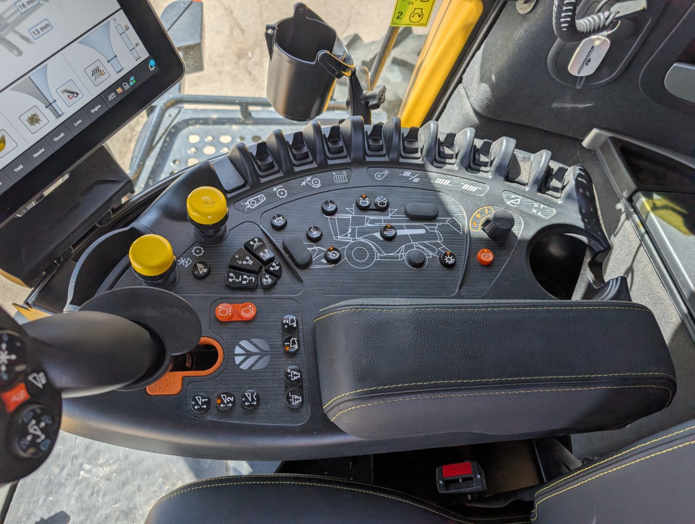 2025 New Holland CR9.90Z Combine