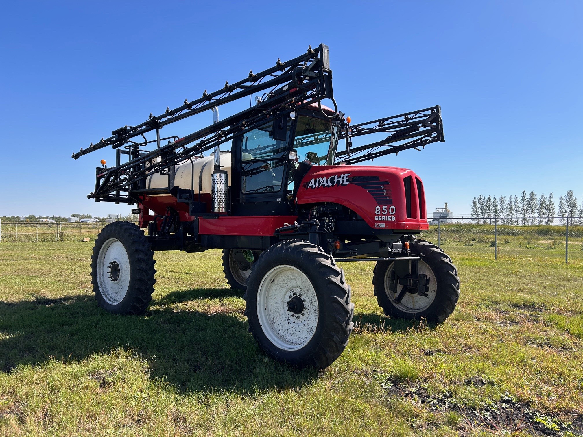 2004 Apache 850 Sprayer/High Clearance