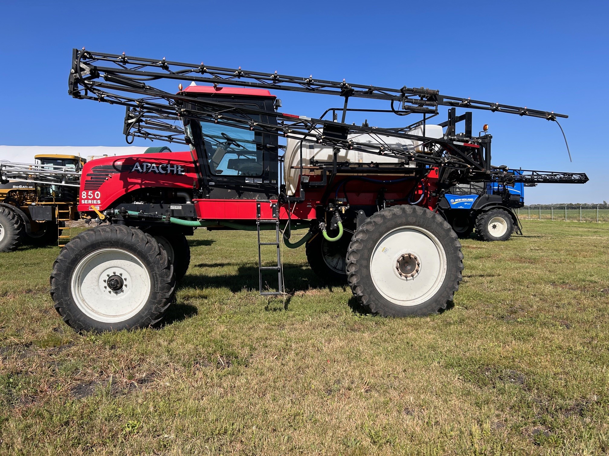 2004 Apache 850 Sprayer/High Clearance