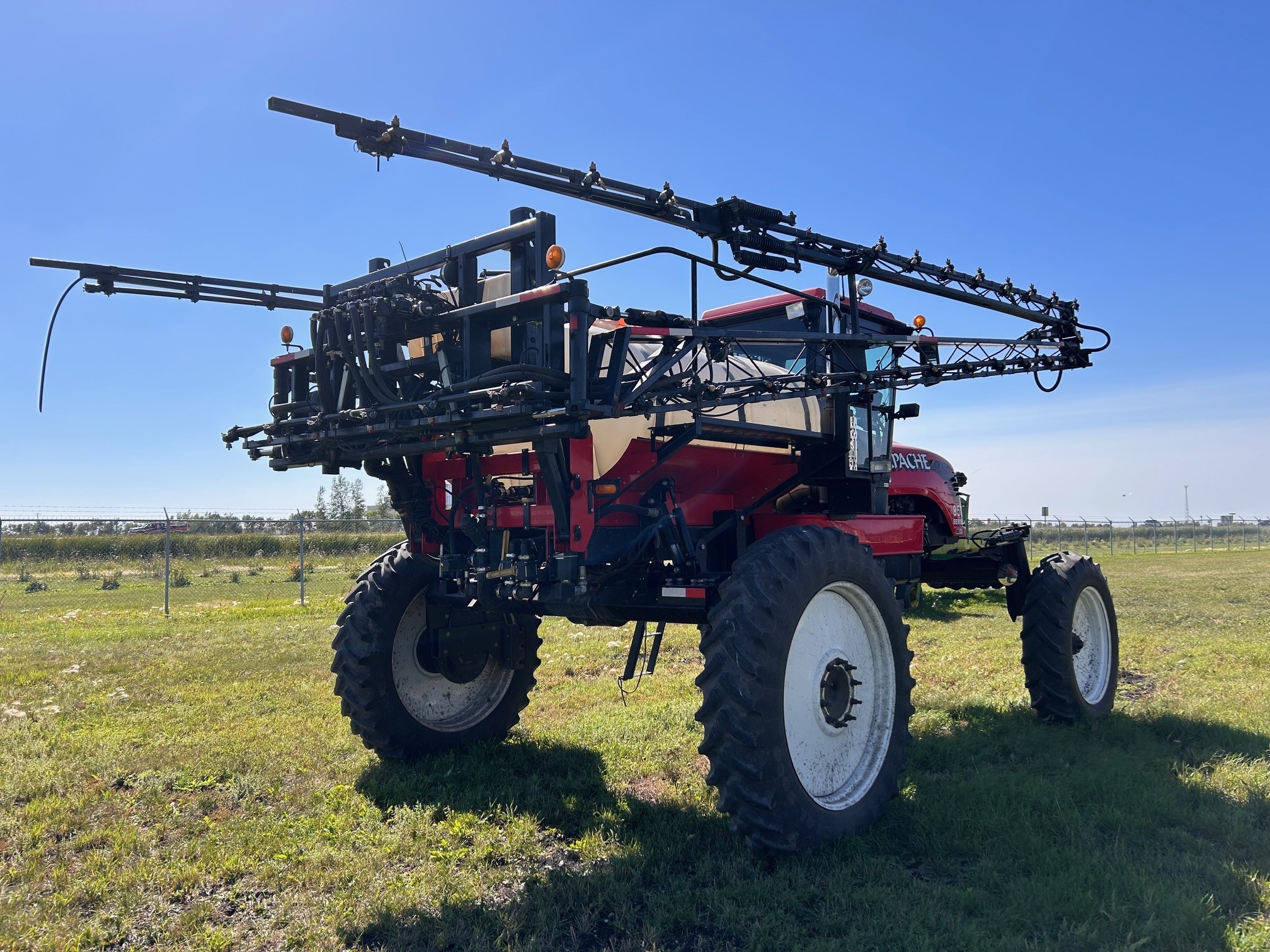 2004 Apache 850 Sprayer/High Clearance