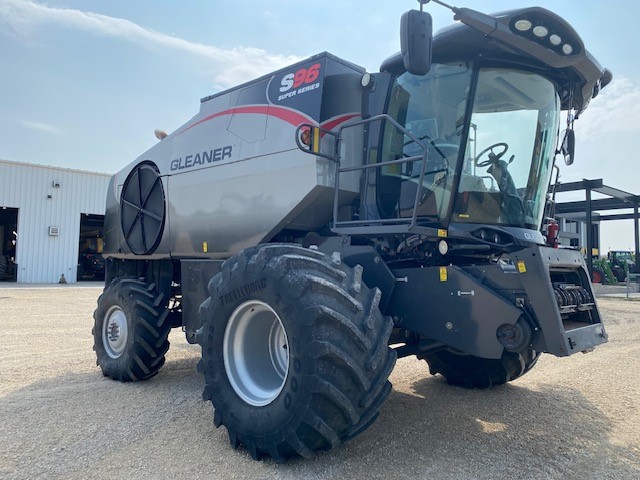 2017 AGCO Gleaner S96 Combine