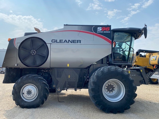 2017 AGCO Gleaner S96 Combine