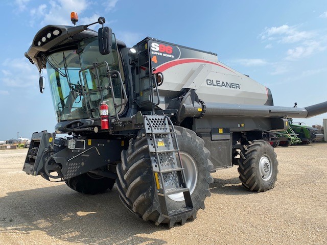 2017 AGCO Gleaner S96 Combine