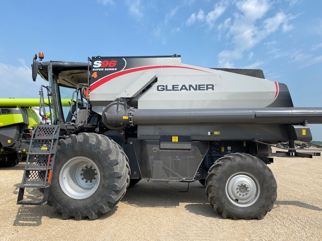 2017 AGCO Gleaner S96 Combine