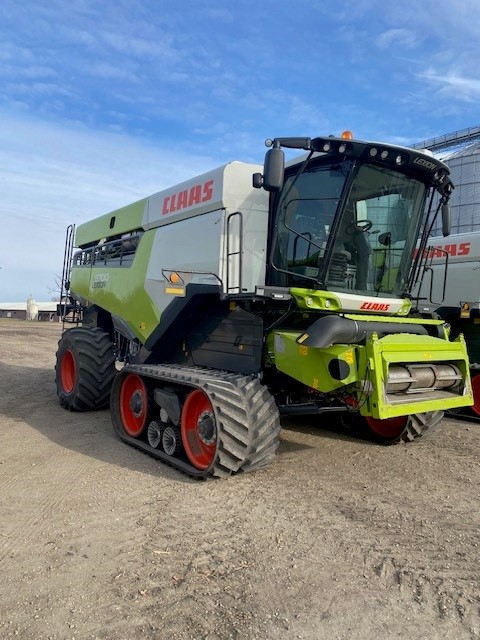 2022 CLAAS 8700TT Small Grains Combine