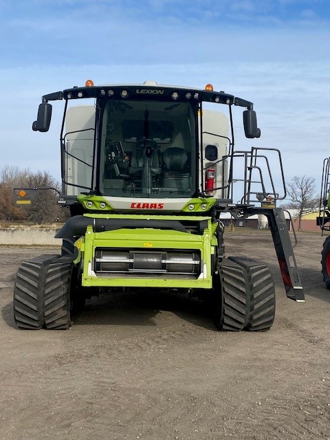 2022 CLAAS 8700TT Small Grains Combine