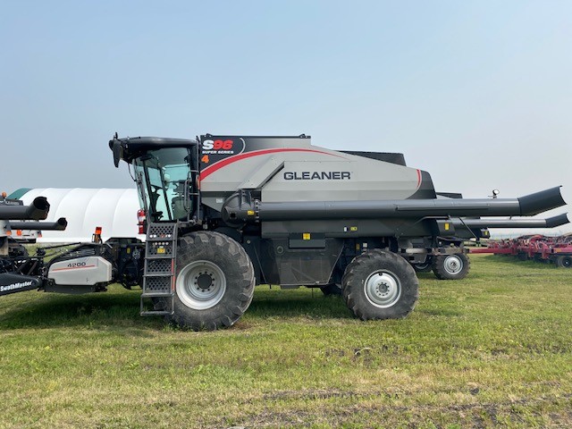 2017 Gleaner GLS96 Combine