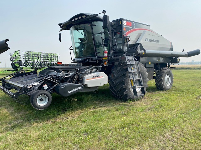 2017 Gleaner GLS96 Combine