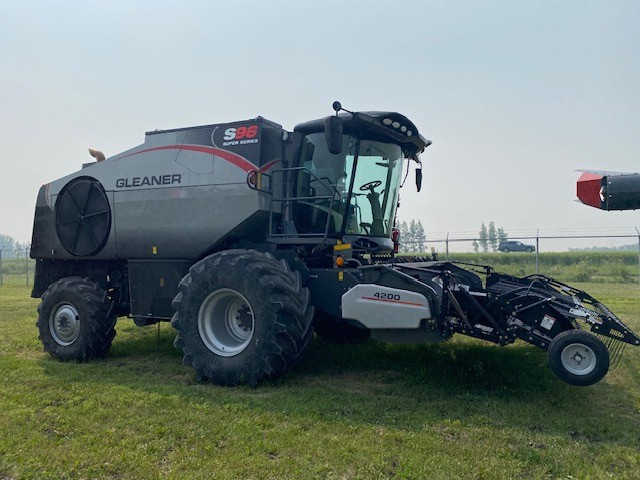 2017 Gleaner GLS96 Combine