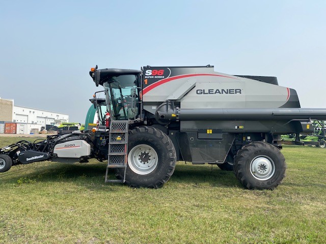 2017 Gleaner GLS96 Combine