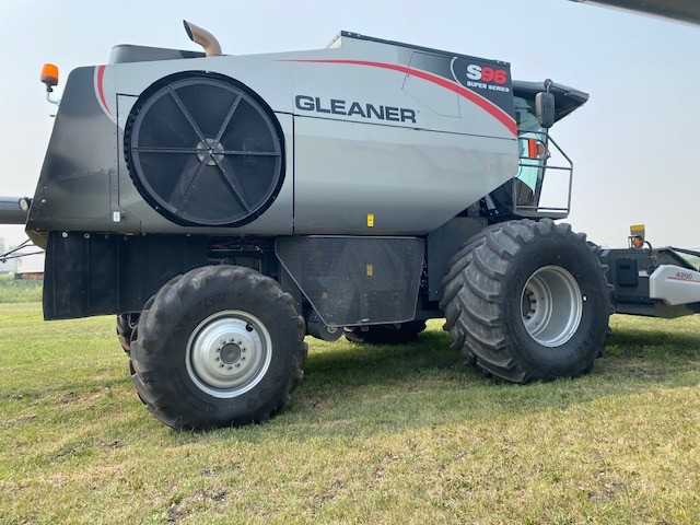 2017 Gleaner GLS96 Combine