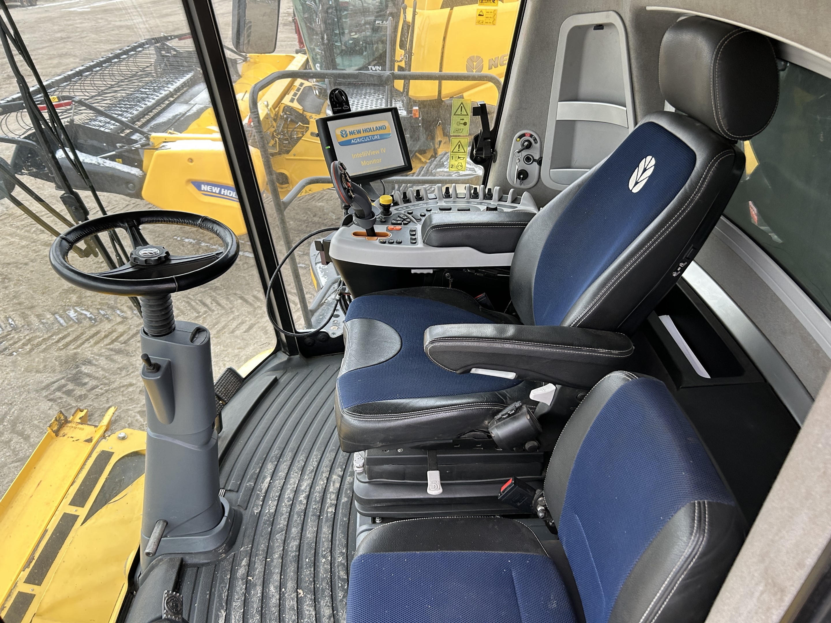 2017 New Holland CR9.90Z Combine