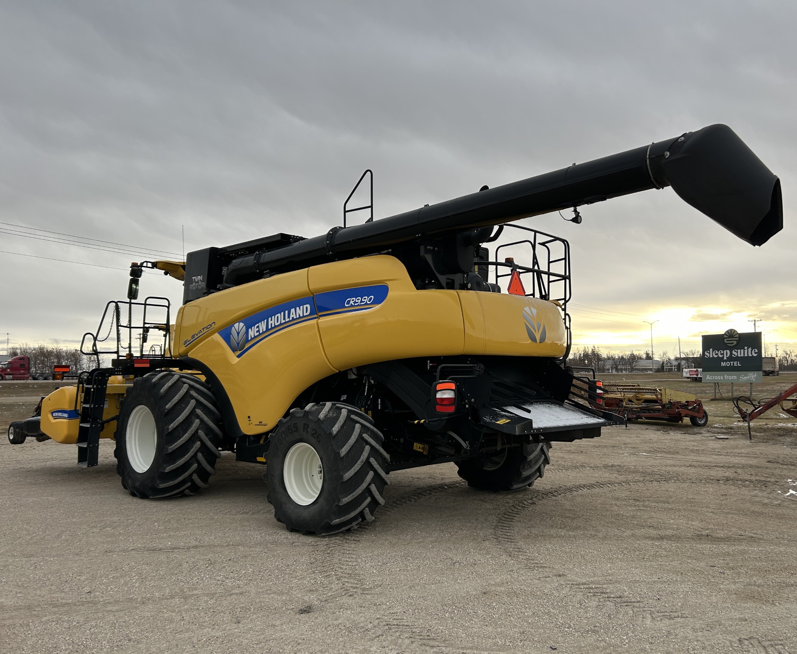 2017 New Holland CR9.90Z Combine