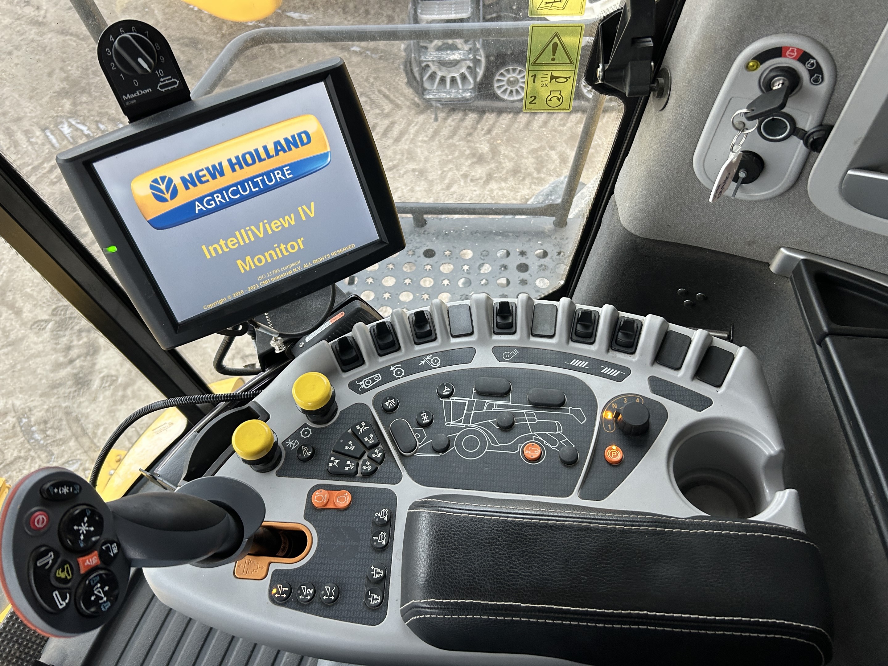 2017 New Holland CR9.90Z Combine