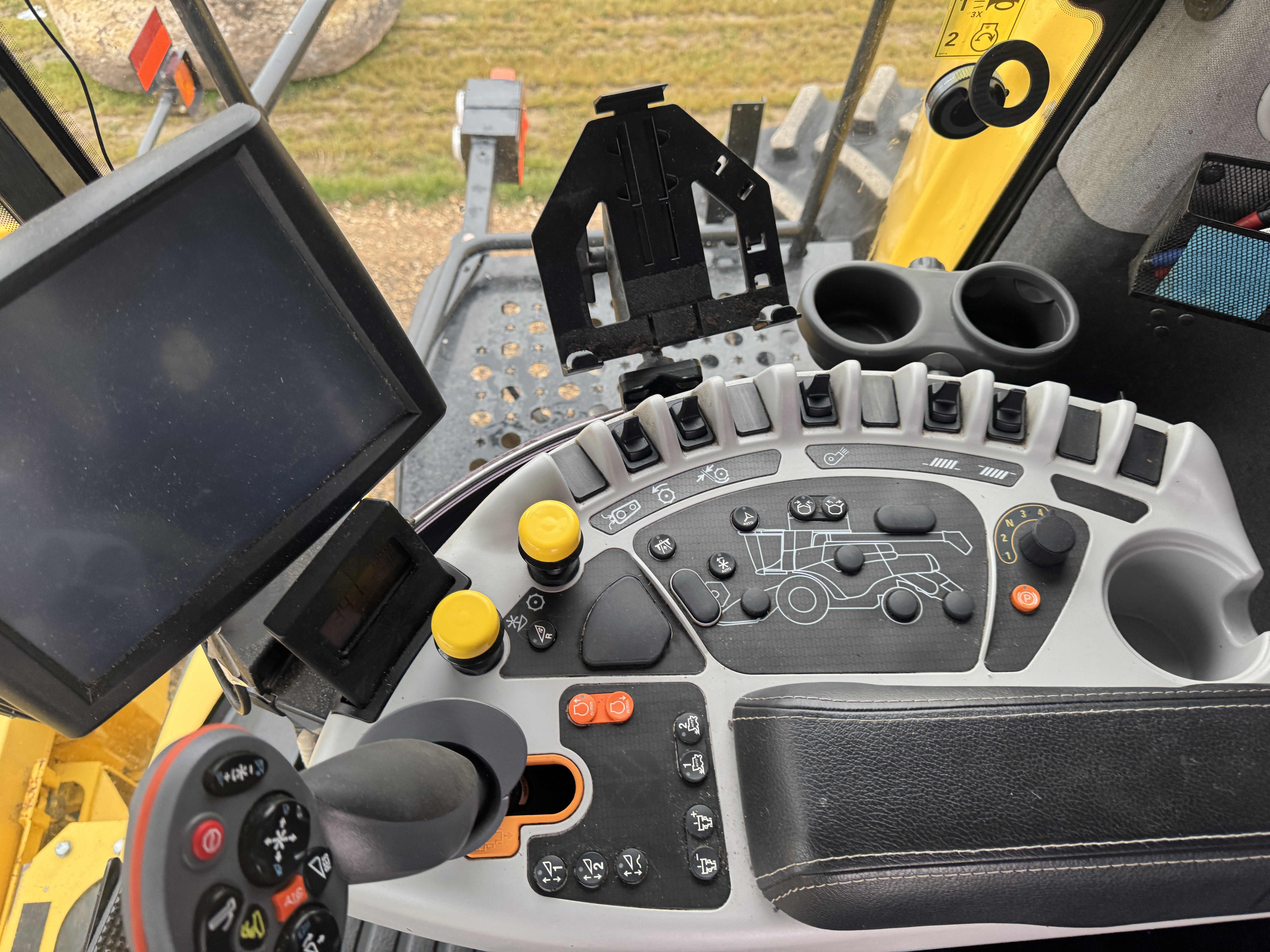 2016 New Holland CR8.90 Combine