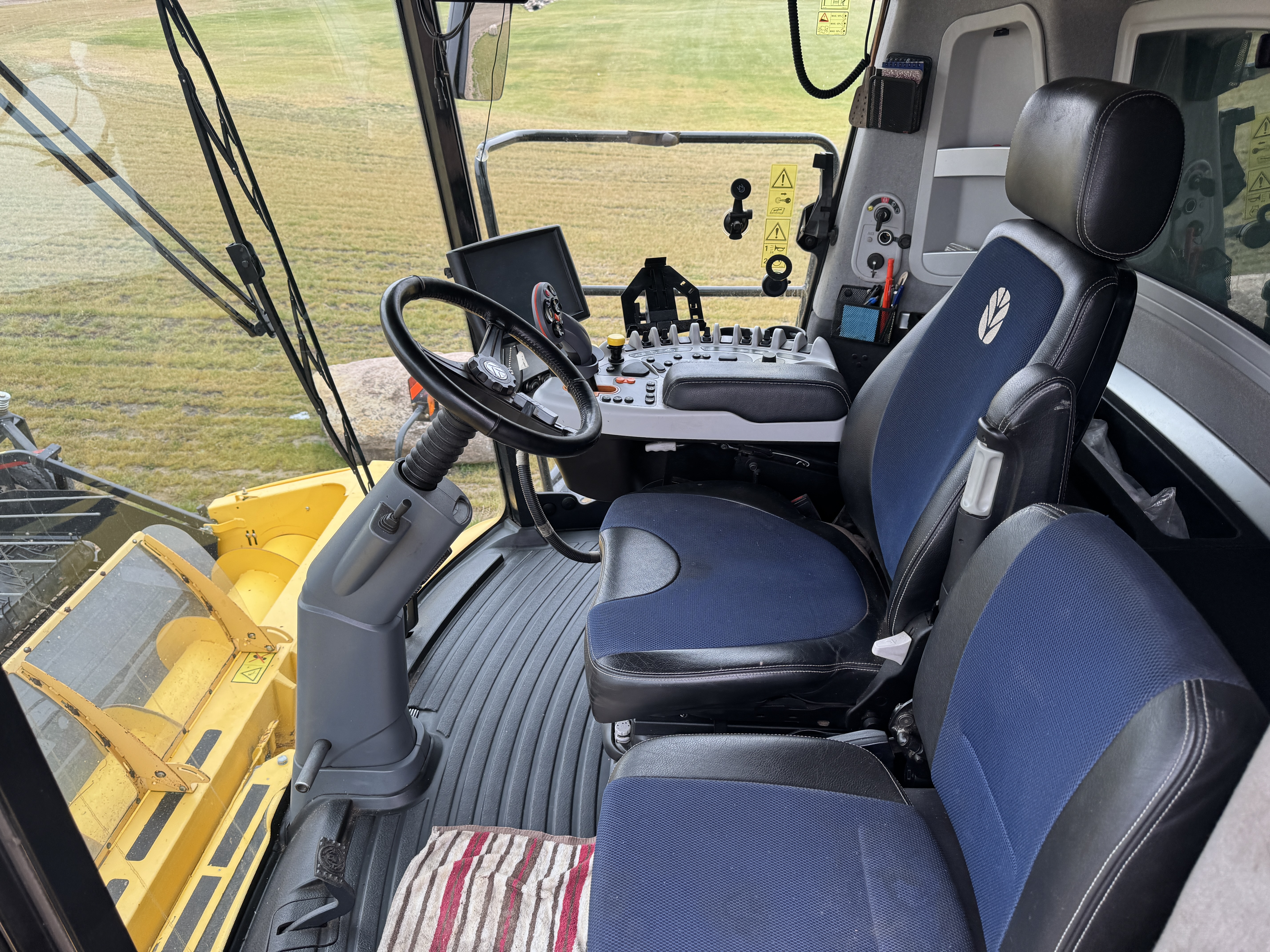 2016 New Holland CR8.90 Combine