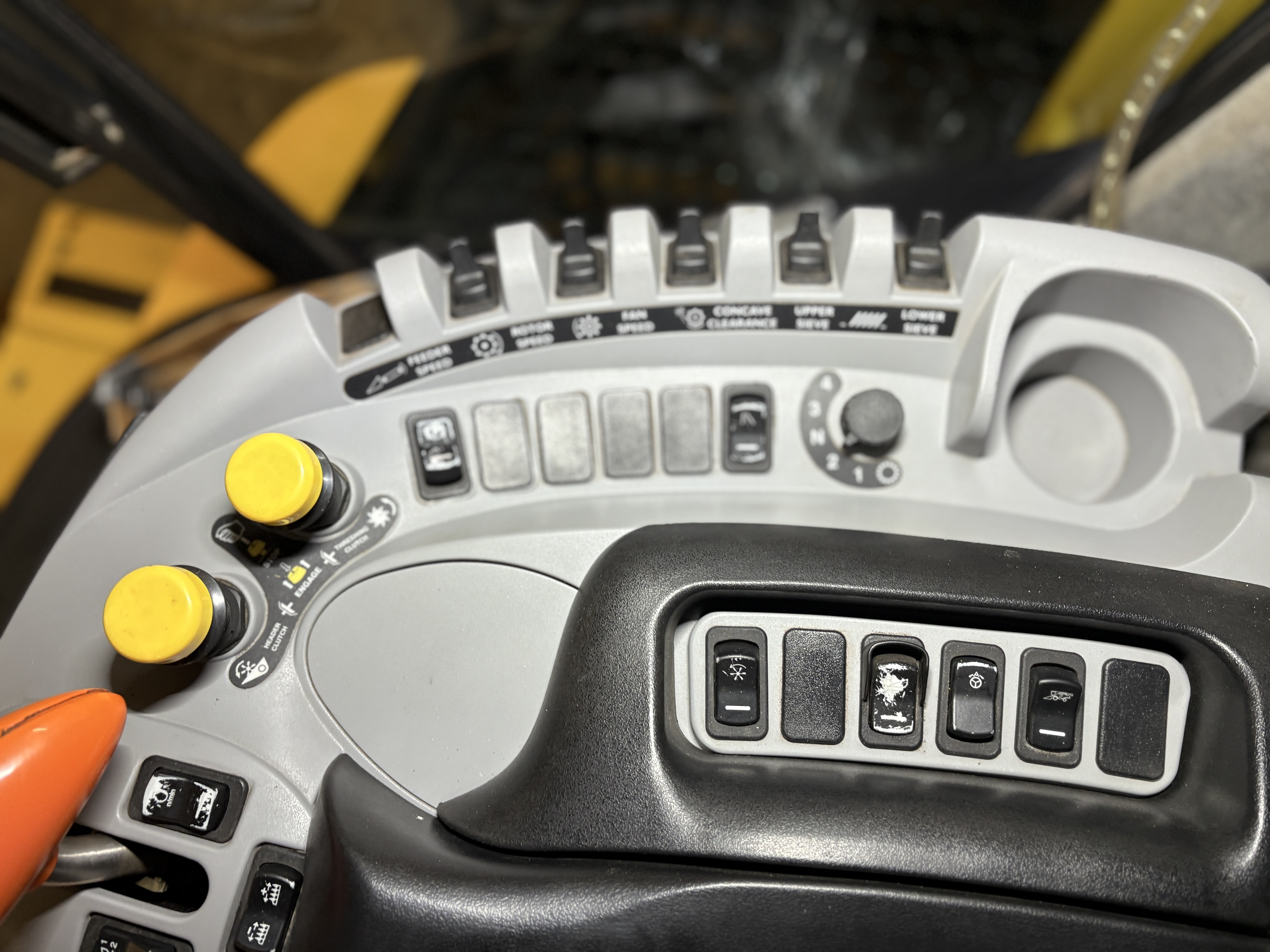 2010 New Holland CR9080 Combine