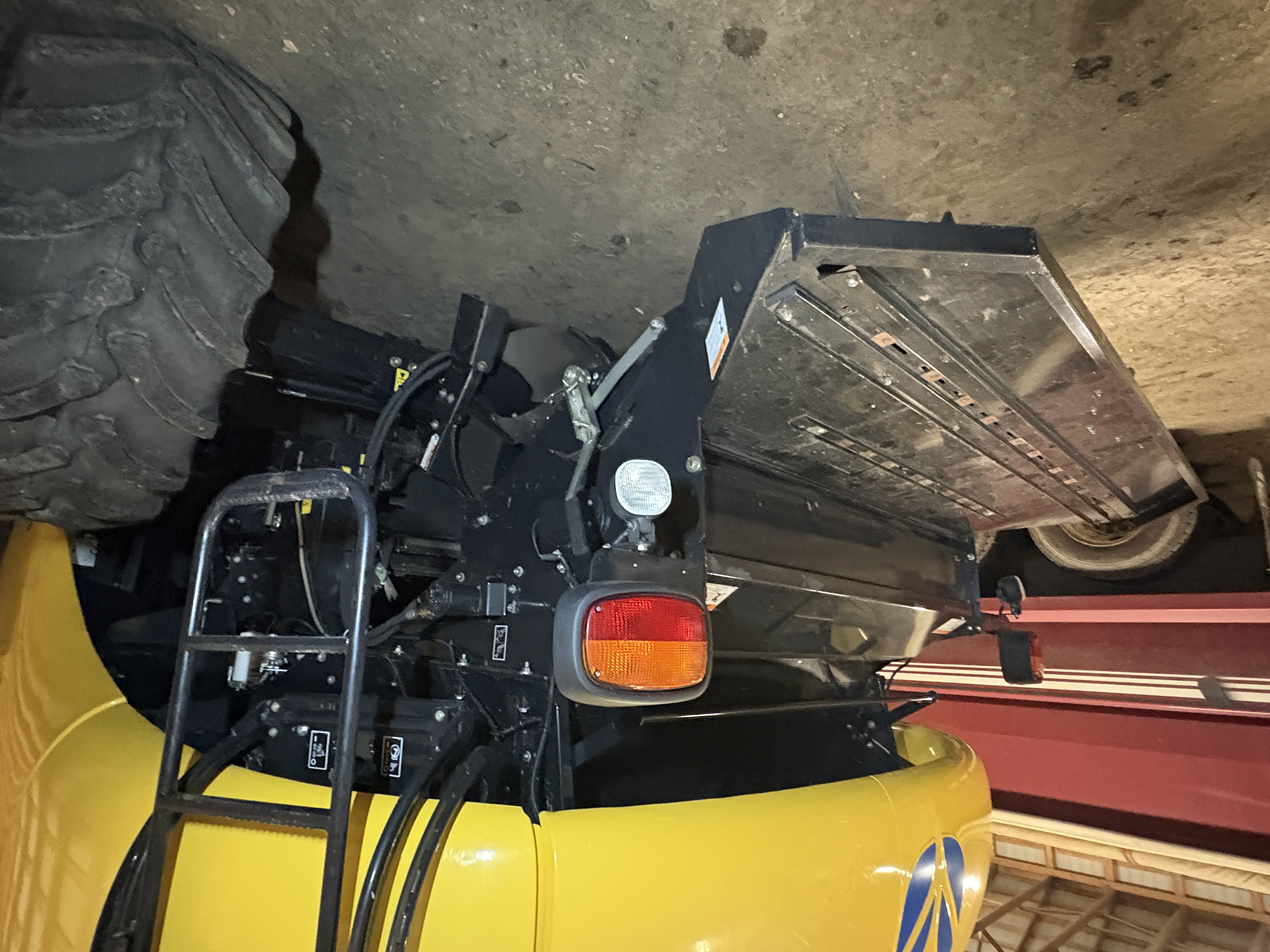 2010 New Holland CR9080 Combine