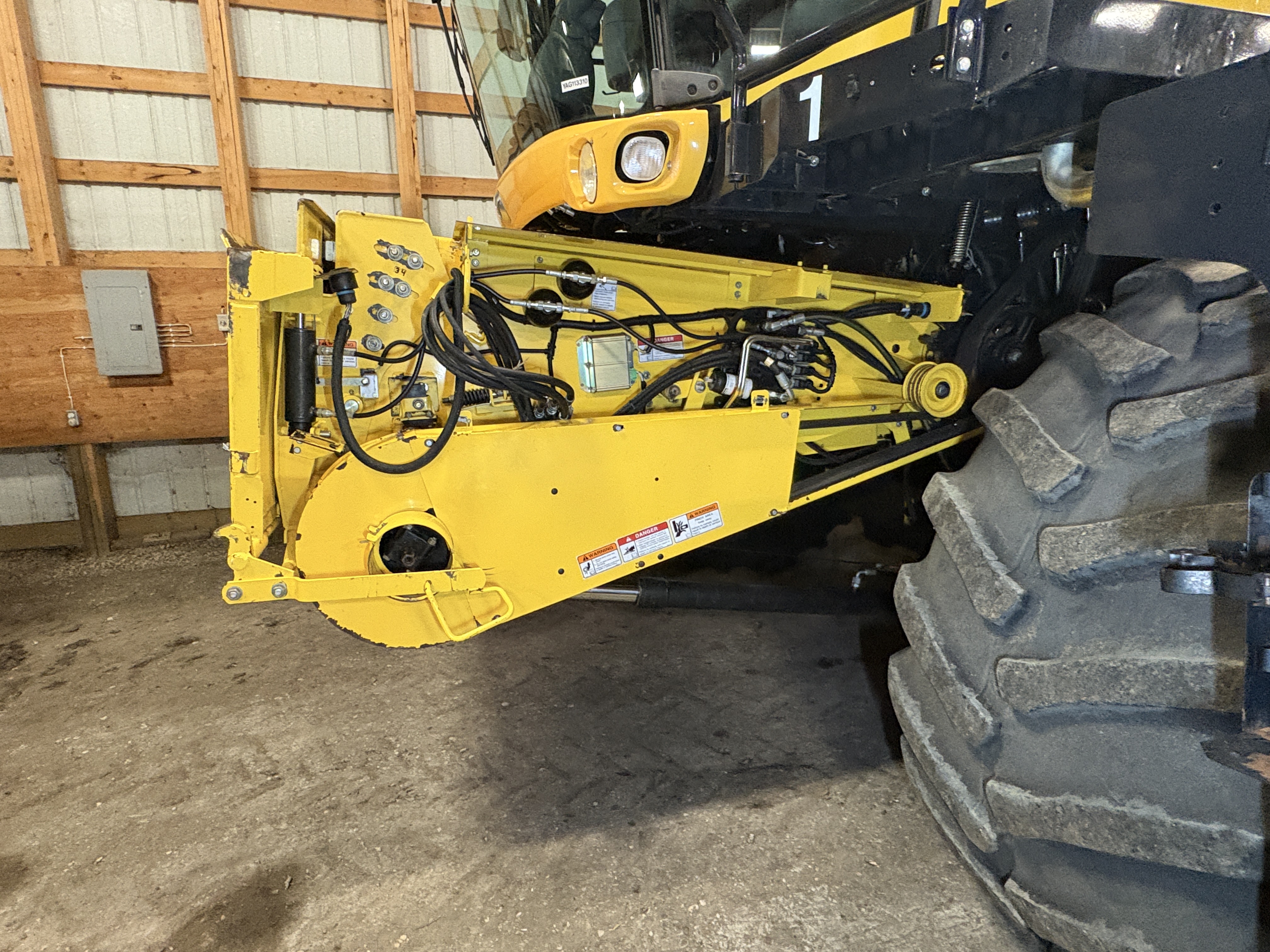 2010 New Holland CR9080 Combine