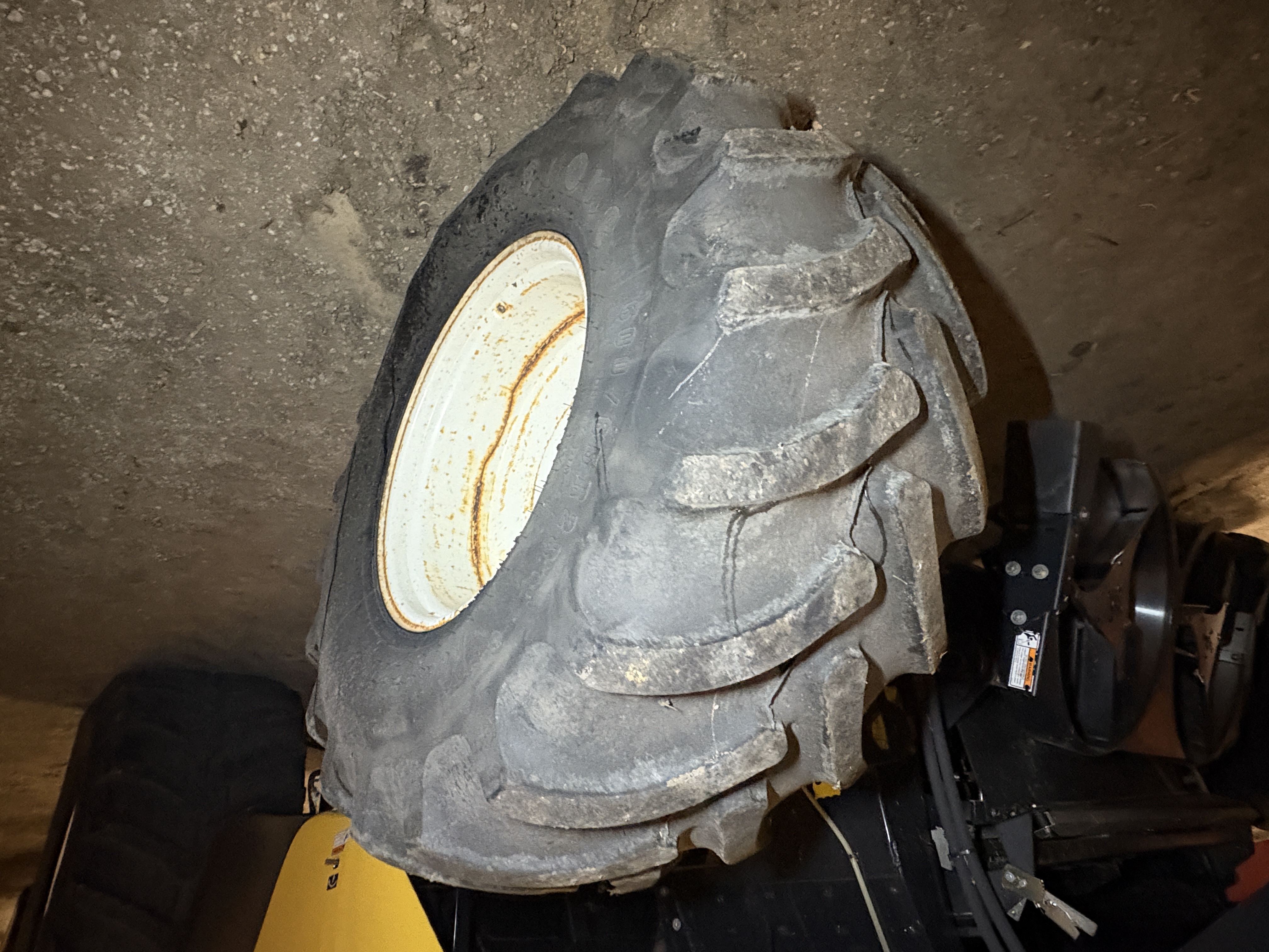 2010 New Holland CR9080 Combine