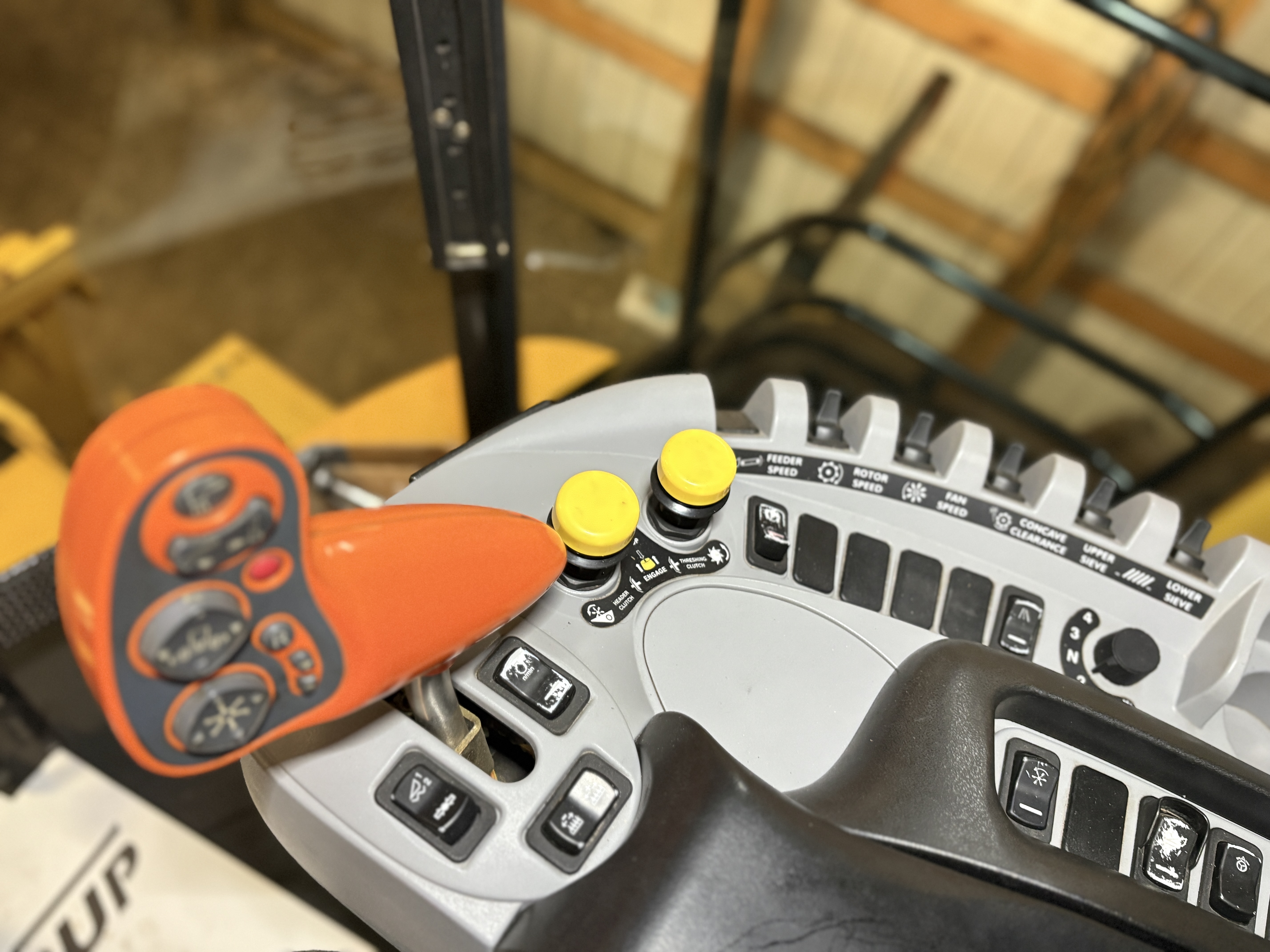 2010 New Holland CR9080 Combine