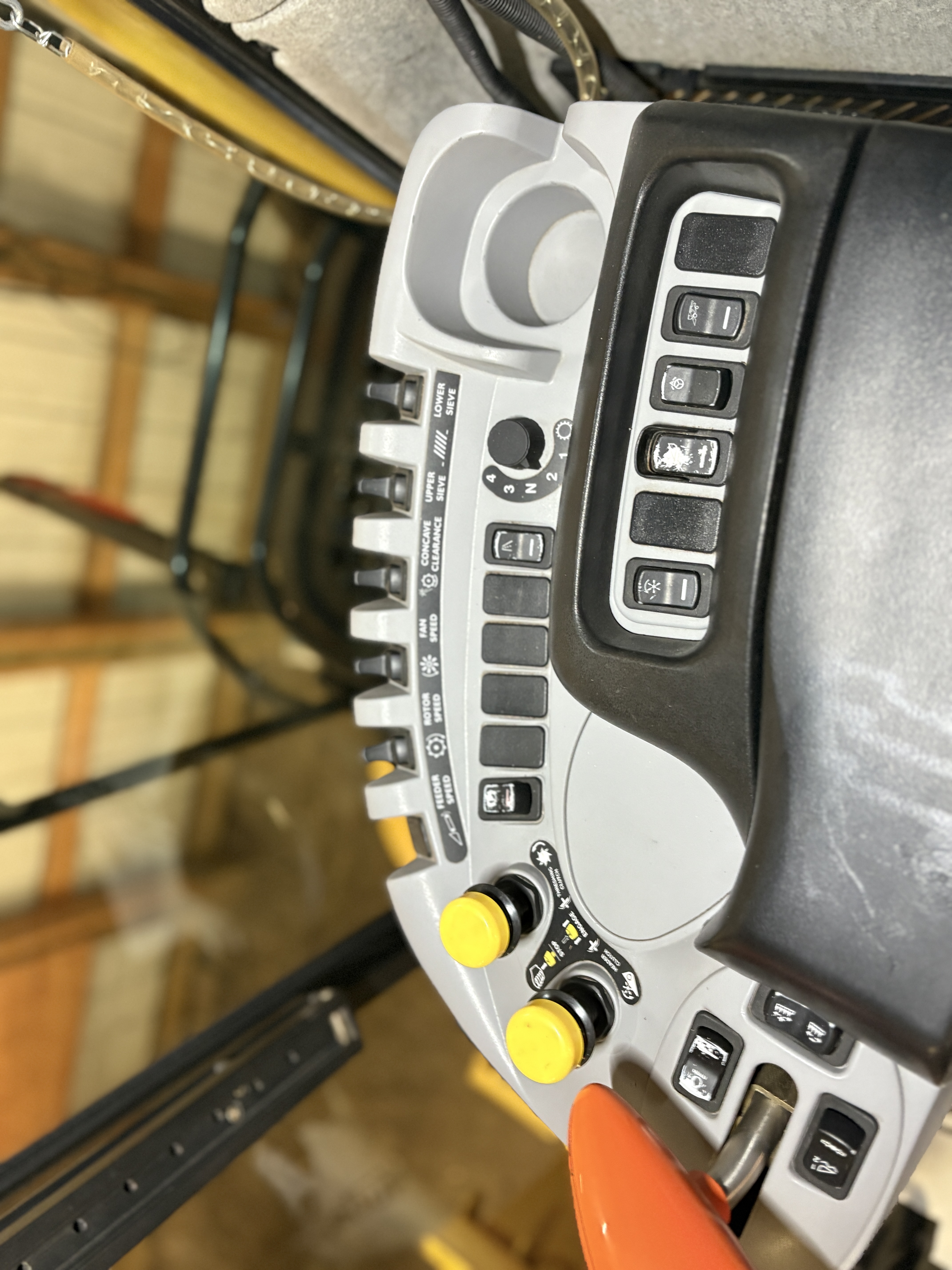 2010 New Holland CR9080 Combine