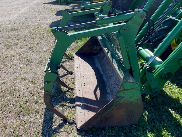 2005 John Deere 7520 Tractor