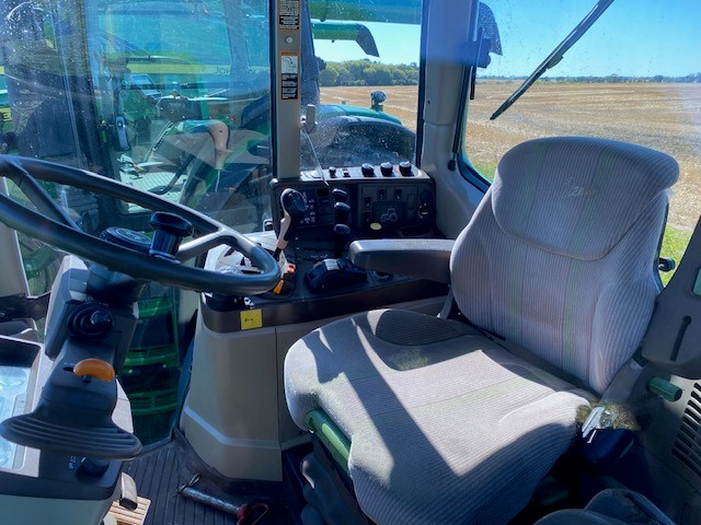 2005 John Deere 7520 Tractor