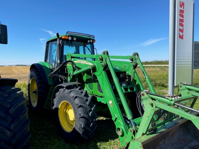 2005 John Deere 7520 Tractor