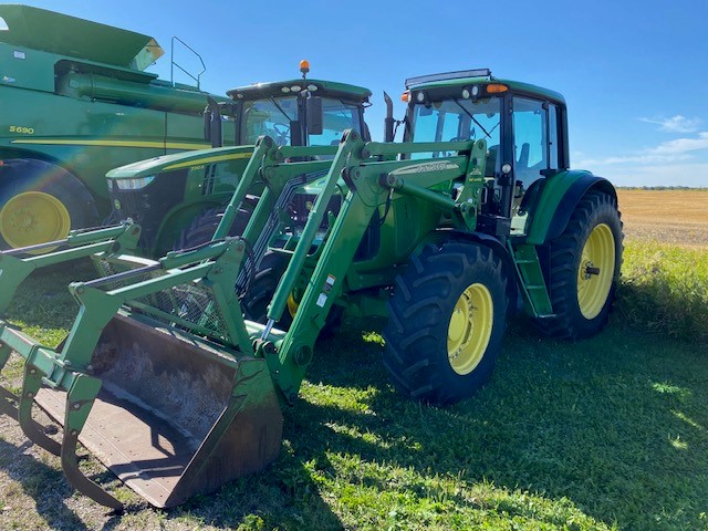 2005 John Deere 7520 Tractor