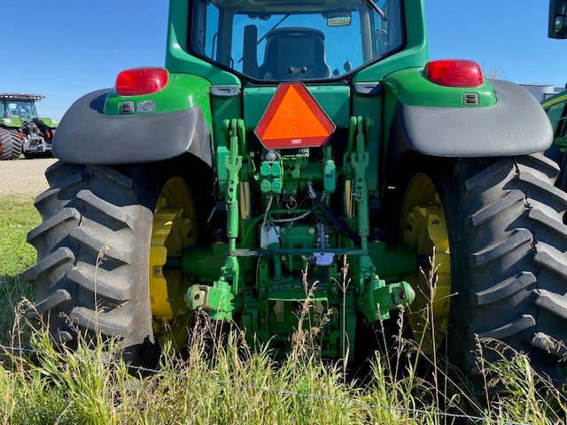 2005 John Deere 7520 Tractor