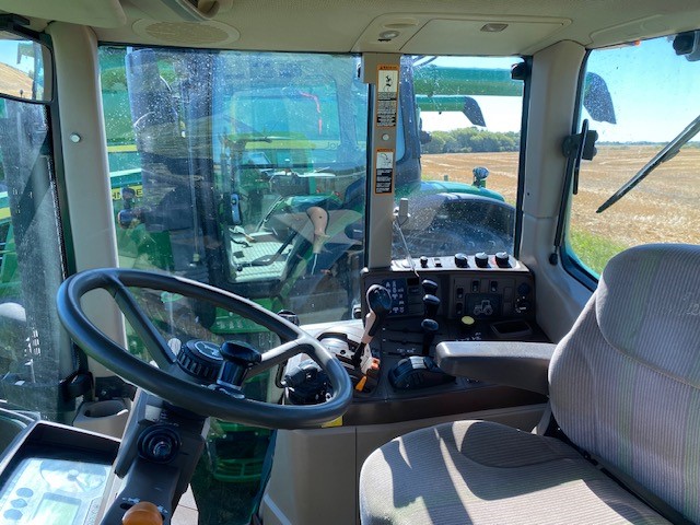 2005 John Deere 7520 Tractor