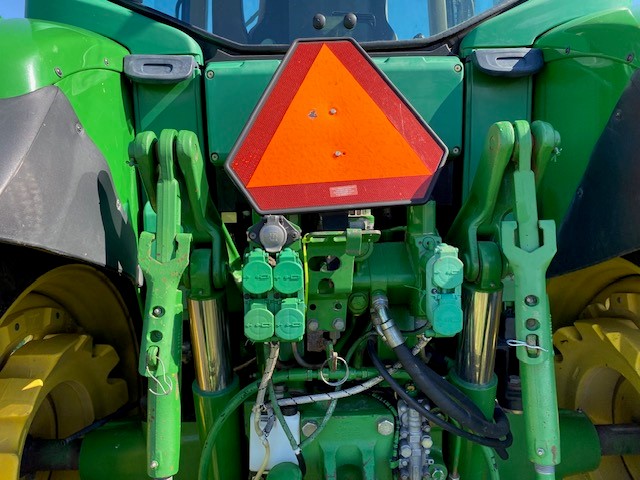 2005 John Deere 7520 Tractor