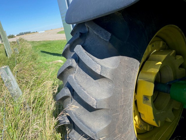 2005 John Deere 7520 Tractor