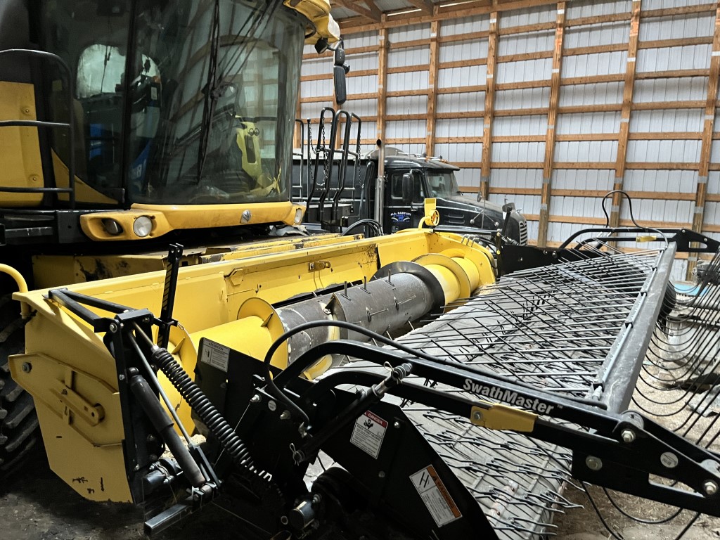 2008 New Holland CR9070 Combine