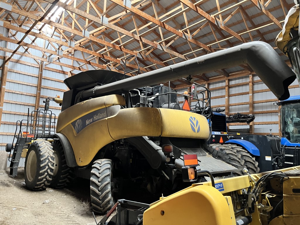 2008 New Holland CR9070 Combine