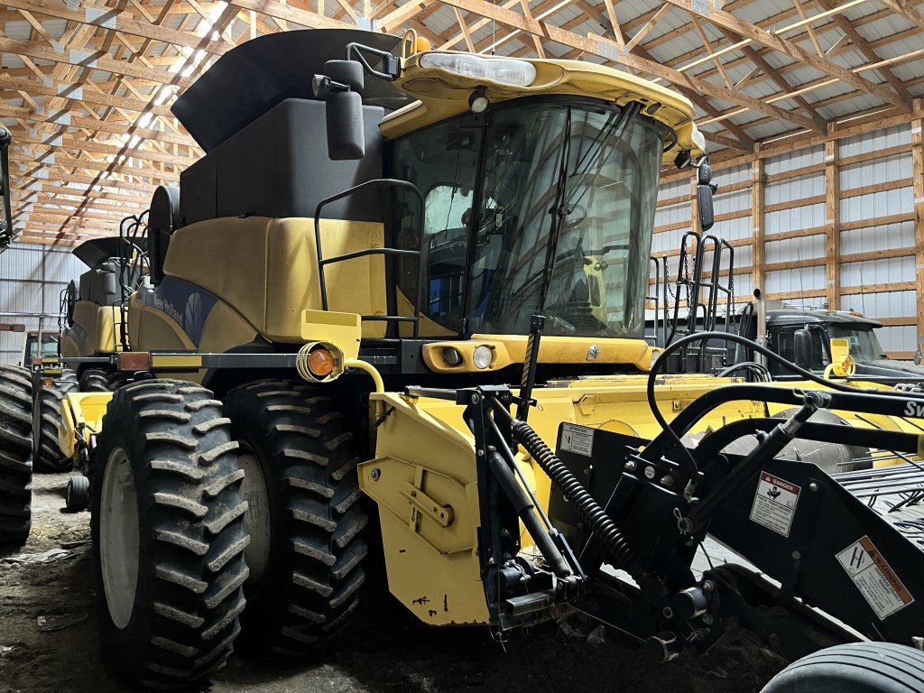 2008 New Holland CR9070 Combine