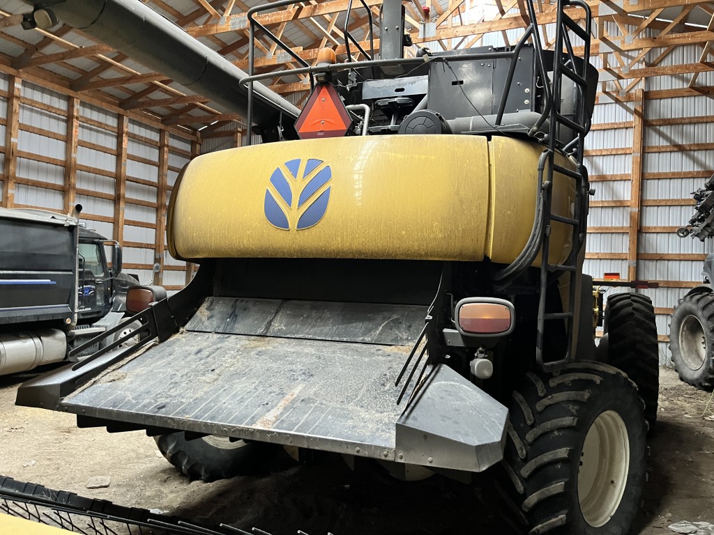 2008 New Holland CR9070 Combine