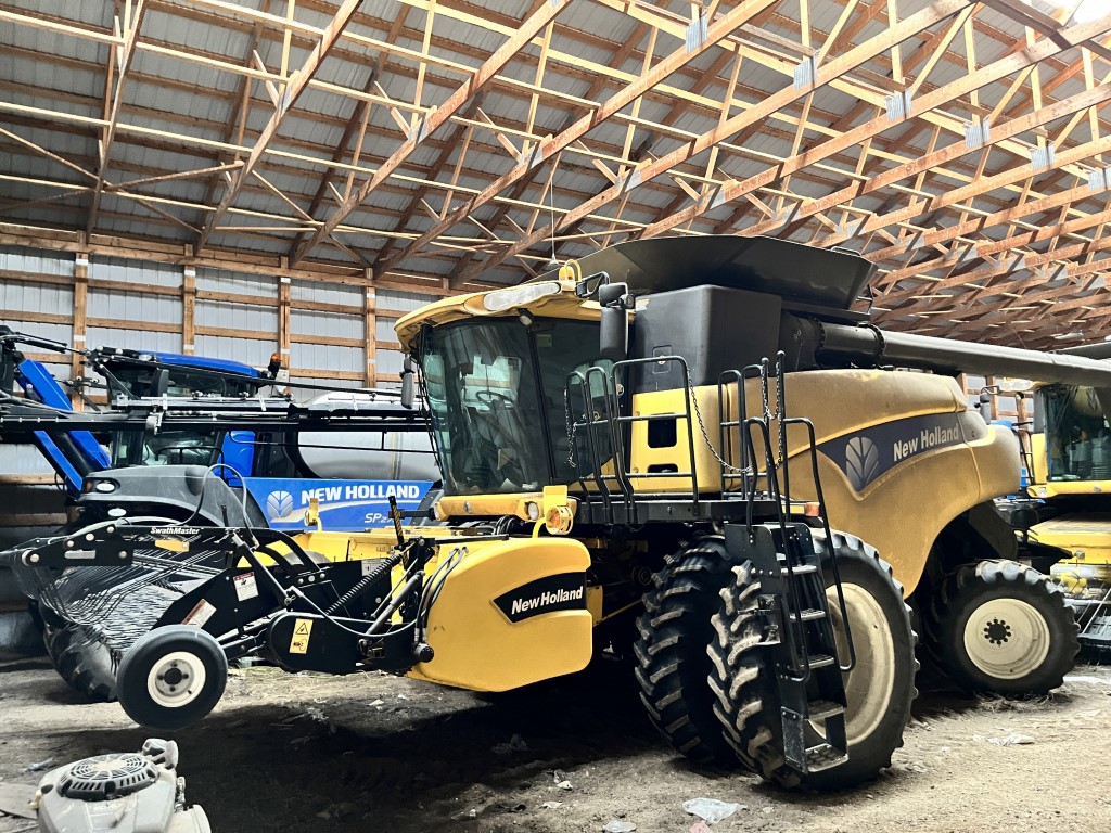 2008 New Holland CR9070 Combine