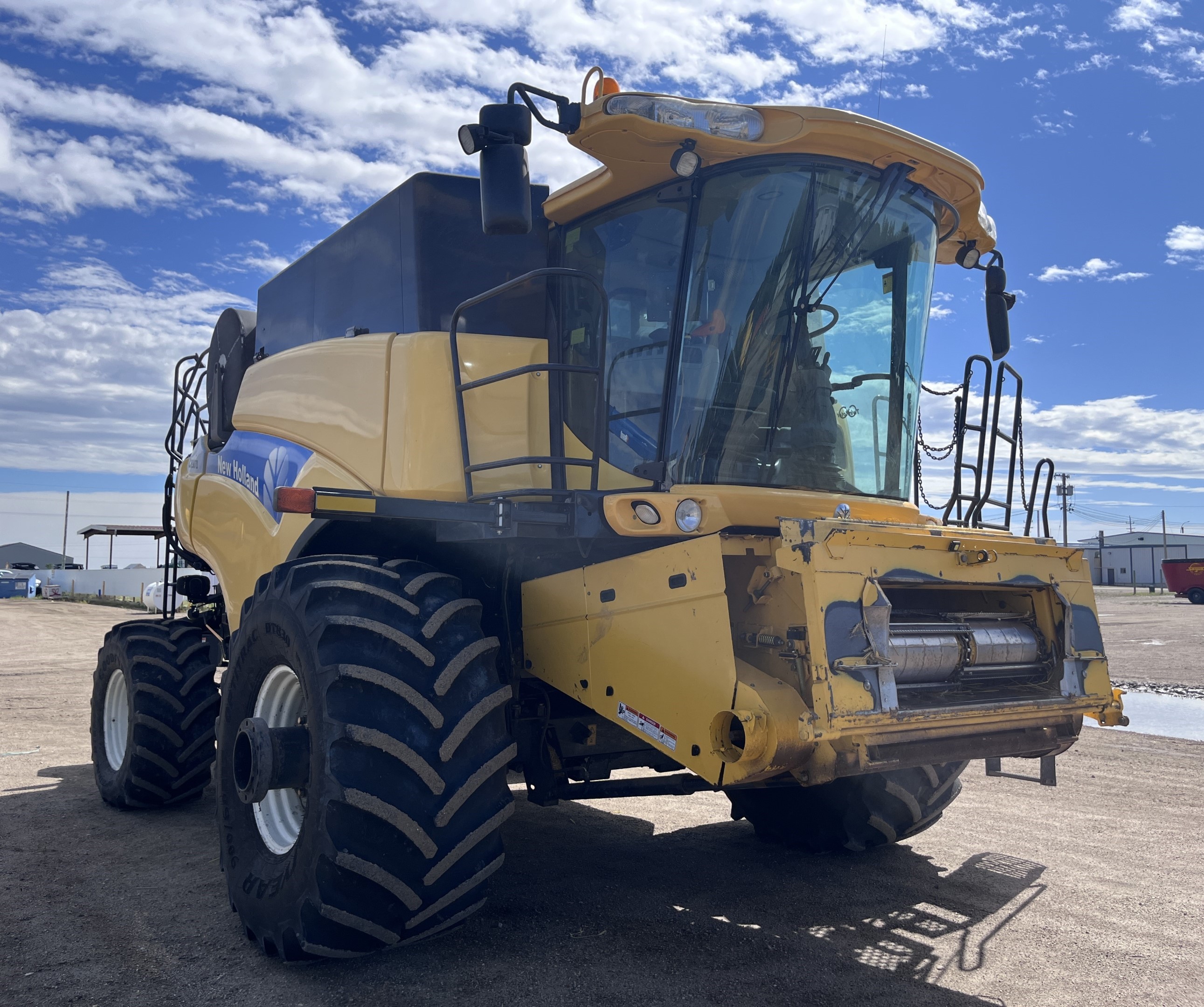 2007 New Holland CR9070 Combine