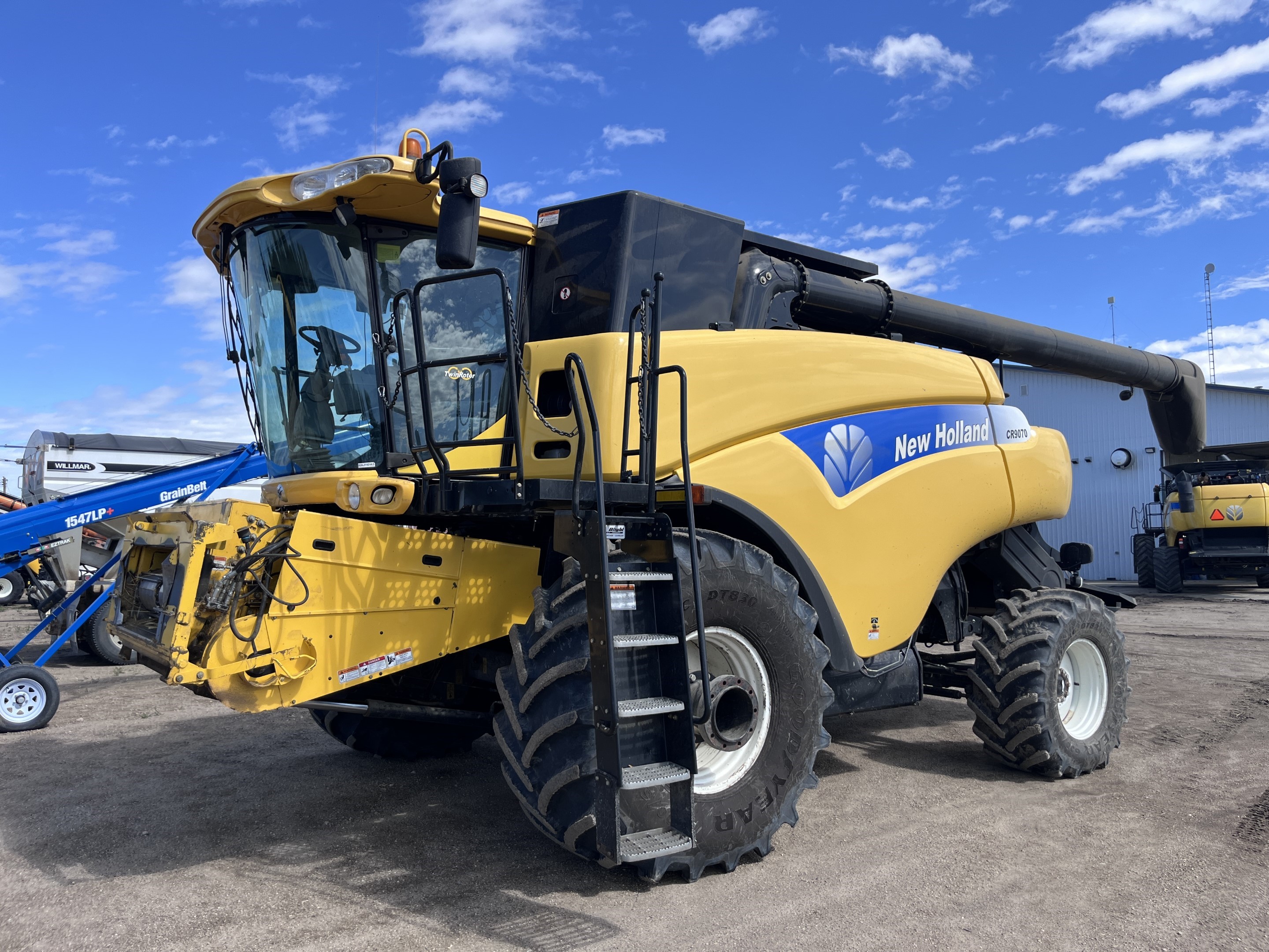 2007 New Holland CR9070 Combine