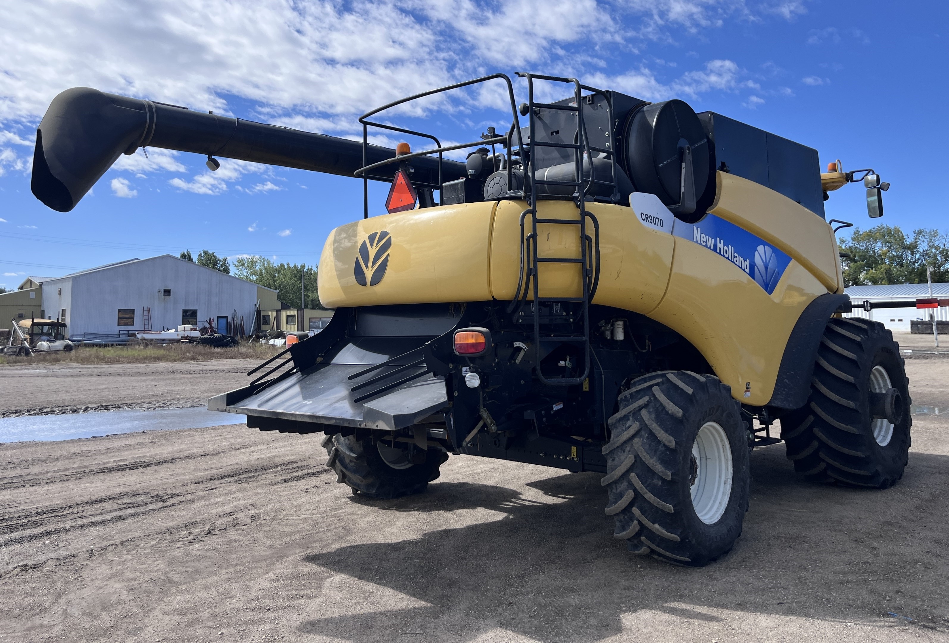 2007 New Holland CR9070 Combine