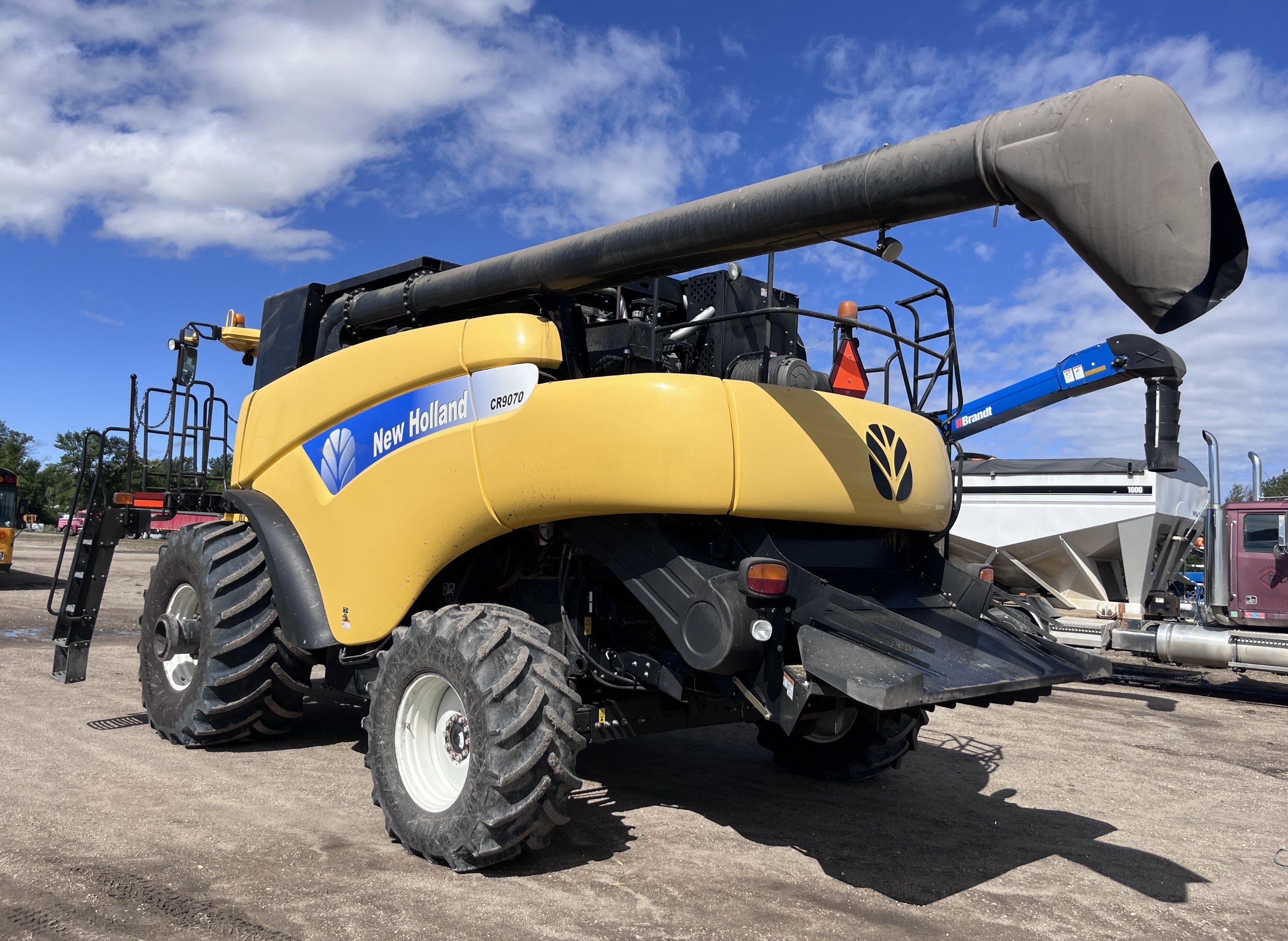 2007 New Holland CR9070 Combine