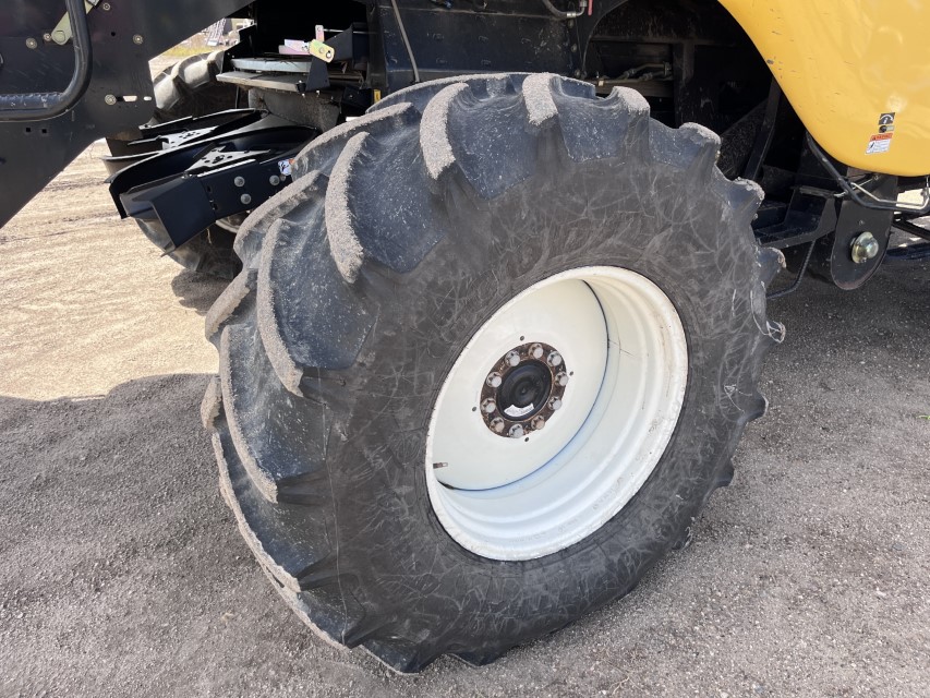 2007 New Holland CR9070 Combine